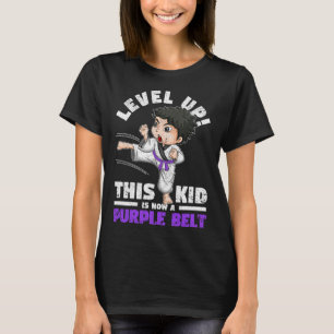 Level Up Dieses Kind Ist Jetzt Ein Violetter Gürte T-Shirt