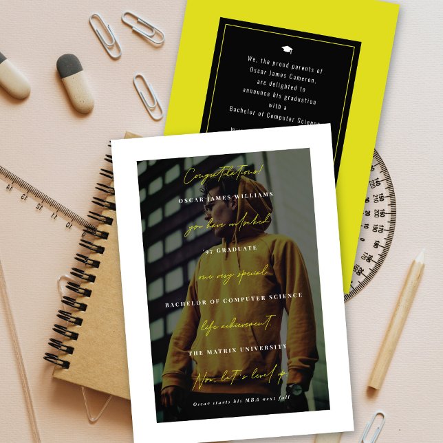 Level-Up Minimalistisch Typografy Foto Abschluss Ankündigung ('Level-up' Minimalist Typography Photo Graduation Announcement Card | fatfatin @ zazzle.com/color_th)