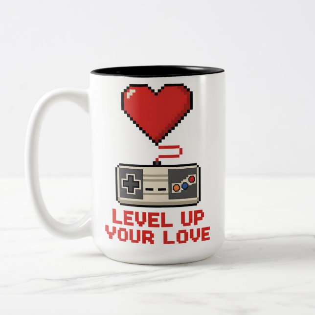 Level Up Your Love, Retro Pixel Gaming Design Zweifarbige Tasse (Links)