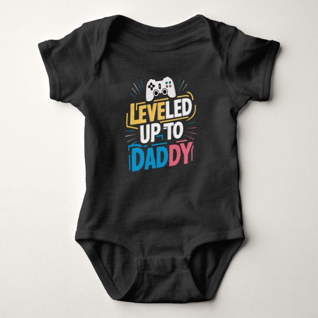 Leveled up to Daddy Baby Strampler (Vorderseite)