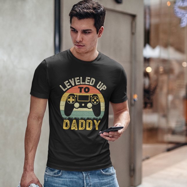 Leveled up to Daddy, Funny Gift for New Dad T-Shirt (Von Creator hochgeladen)