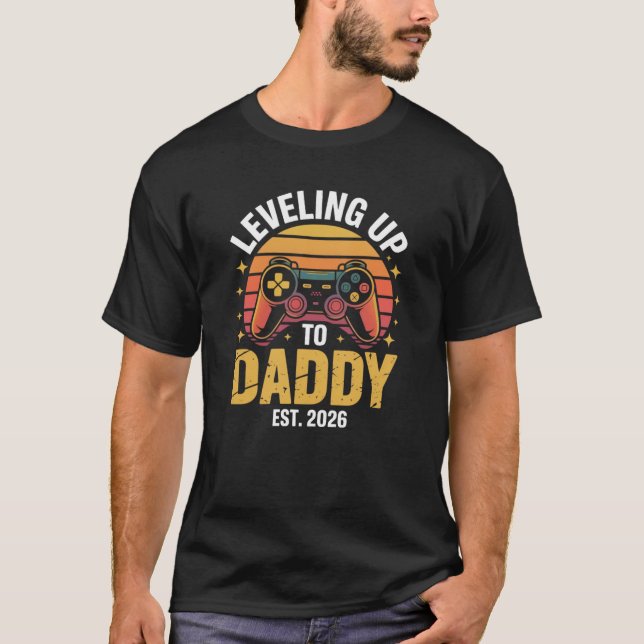 Leveling Up to Daddy Est 2026 Gamer Dad funny T-Shirt (Vorderseite)