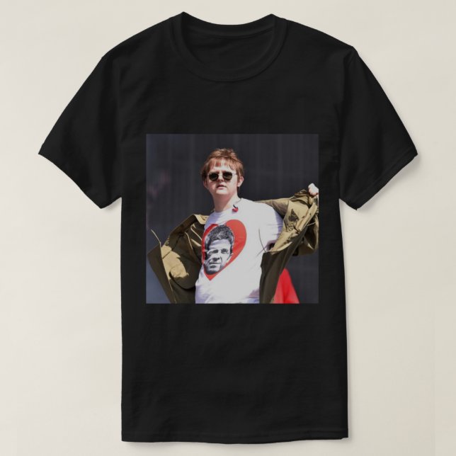 Lewis Capaldi mit Weihnachten T-Shirt (Design vorne)