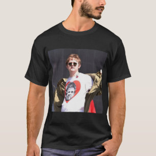 Lewis Capaldi mit Weihnachten T-Shirt