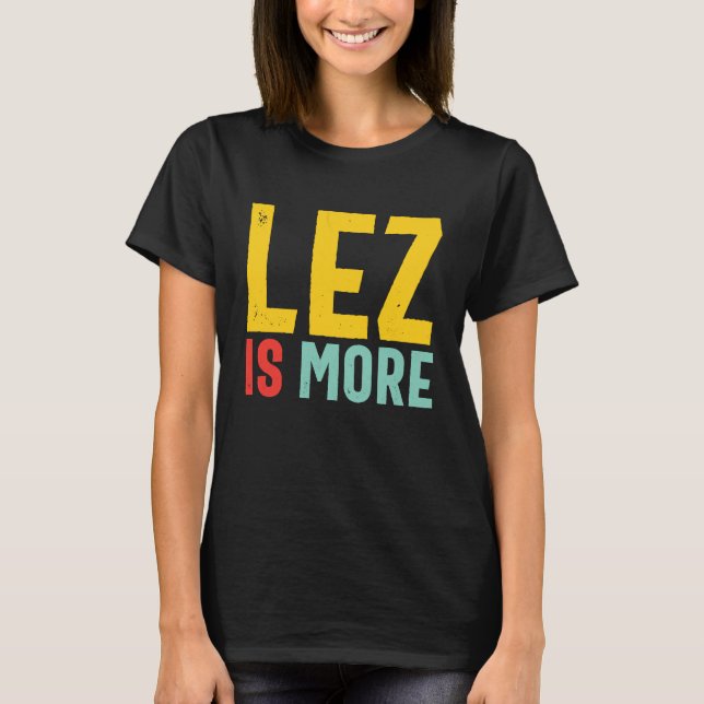 Lez Is More  Distressed LGBT Pride Lesbian T-Shirt (Vorderseite)