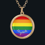 LGBT Gay Lesbian - Regenbogenflagge Personalisiert Vergoldete Kette<br><div class="desc">Schön, lebendig, LGBT Gay Pride Regenbogenfarben, farbenfrohe geometrische Streifen Muster, individuell, personalisiert, mit Monogramm, stilvoll, UV-beständig und wasserdicht, vergoldet Metall-Rundcharm Halskette. Die Halskette enthält Text in eleganten Imitaten goldene Typografie-Skripte. Geben Sie einfach Ihren Namen / Paare Namen / Hochzeitsdatum / Monogramm / Initialen, um Ihre Wünsche anzupassen. Es ist ein...</div>