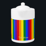 LGBT-Gay Pride-Regenbogenstreifen-Flag-Monogramm L<br><div class="desc">Schön, lebendig, LGBT Gay Pride Regenbogenfarben, farbenfrohe geometrische Streifen Muster, individuell, personalisiert, modern, cool, stilvoll, elegant elegante Imitate Goldene Schrift / Typografie / Schriftart, mit Monogramm, 100% weißes Porzellan, Geschirrspüler-Safe, Mikrowellensafe, Teekanne. Geben Sie einfach Ihren Namen / Kindernamen / Familienname / Firmennamen ein, um Ihre Wünsche zu erfüllen. Machen Sie...</div>