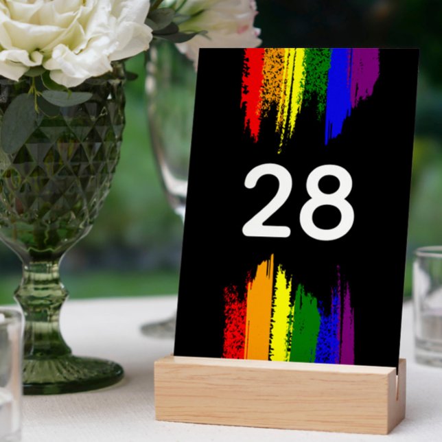 LGBT-Hochzeit mit schwarzem Paint Strokes Pride Fl Tischnummer (Von Creator hochgeladen)