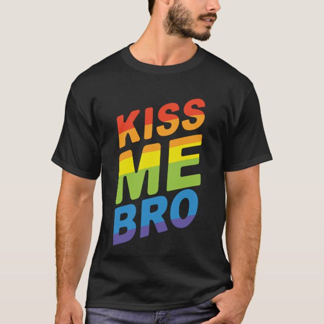 LGBT Pride Kiss Me Bro Moderne Rainbow Typografie T-Shirt (Vorderseite)