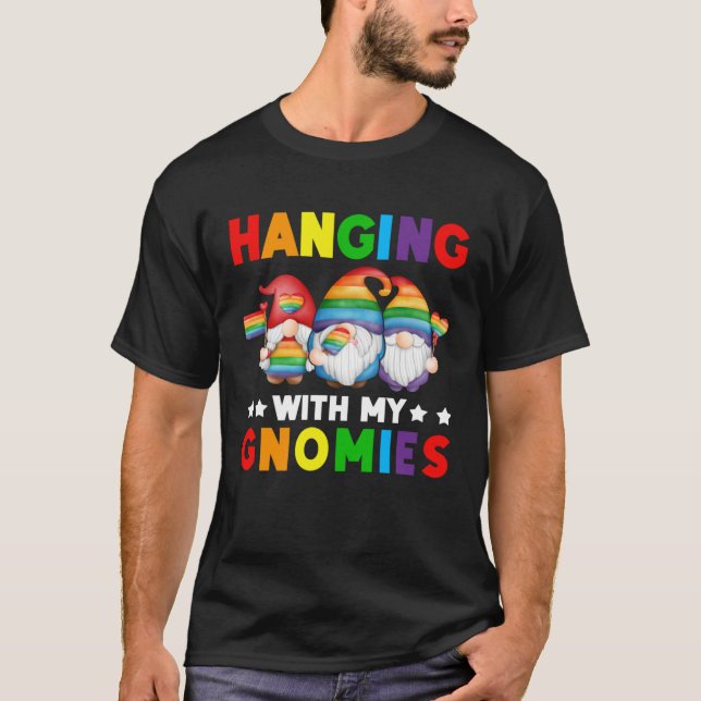 LGBT Pride LGBTQ Rainbow Gnomies  Hanging with my  T-Shirt (Vorderseite)
