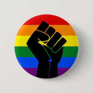 LGBT-Pride (Regenbogen)-Flagge mit erhöhter Faust Button