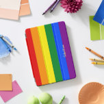 LGBT-Regenbogenstreifen Gay Lesbian Prix Mit Monog iPad Pro Cover<br><div class="desc">Erstellen Sie Ihre eigenen, personalisierten, einzigartigen, einzigartigen, einzigartigen, stilvollen Imitate Gold Typografie Skript Name Monogram / Initialen, mit Monogramm, cool, modern, lebendig, LGBT Gay Pride Regenbogenfarben, farbenfrohe geometrische Streifen Muster, magnetische iPad Smart Cover, die sich in mehrere Standpositionen faltet und das graue Mikrofaser-Interieur schützt Ihren Bildschirm, und weck / Schlaffunktion....</div>