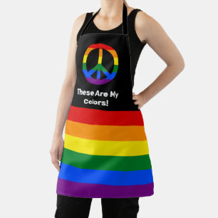 LGBT-Stolperflagge und Friedenszeichen mit benutze Schürze