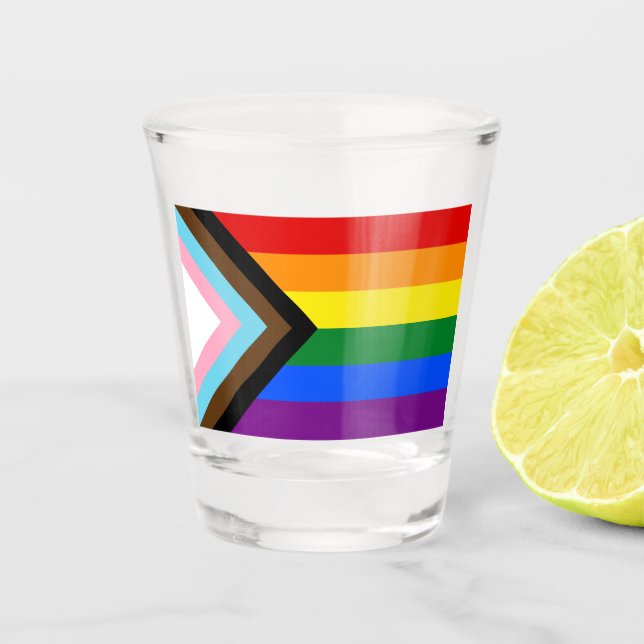 LGBTQ+-Flag für den Fortschritt Schnapsglas (Vorderseite)