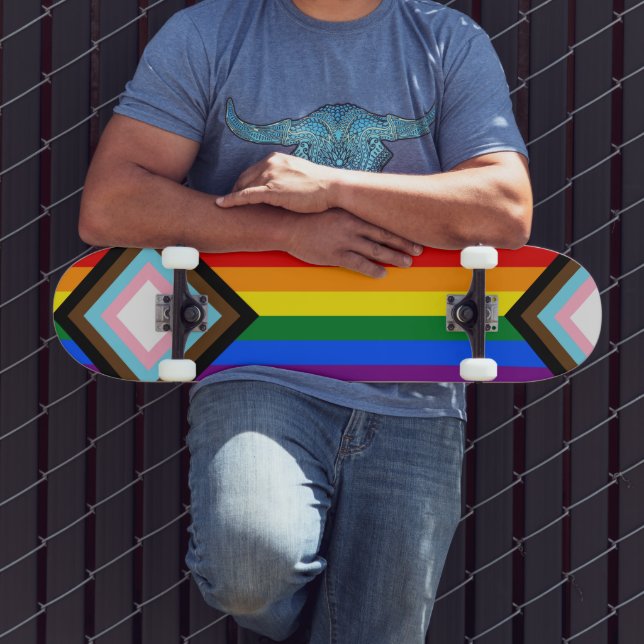 LGBTQ+-Flag für den Fortschritt Skateboard (Außenbereich 3)