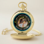 LGBTQ Foto Wedding Couple Rainbow Custom Taschenuhr<br><div class="desc">LGBTQ Foto Wedding Couple Rainbow Custom Pocket Watch ist sehr elegant und wunderbar mit LGBTQ Rainbow Herzen. Ideal,  um Ihrem Hochzeitspartner,  Geburtstag,  Mutter- oder Vatertag oder Weihnachtsgeschenk zu schenken. Platzieren Sie Ihr Foto oder das Foto dieser Person und geben Sie als Geschenk. Personalisieren Sie es mit Ihren Informationen.</div>