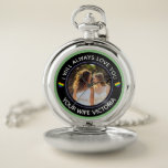 LGBTQ Foto Wedding Couple Rainbow Custom Taschenuhr<br><div class="desc">LGBTQ Foto Wedding Couple Rainbow Custom Pocket Watch ist sehr elegant und wunderbar mit LGBTQ Rainbow Herzen. Ideal,  um Ihrem Hochzeitspartner,  Geburtstag,  Mutter- oder Vatertag oder Weihnachtsgeschenk zu schenken. Platzieren Sie Ihr Foto oder das Foto dieser Person und geben Sie als Geschenk. Personalisieren Sie es mit Ihren Informationen.</div>