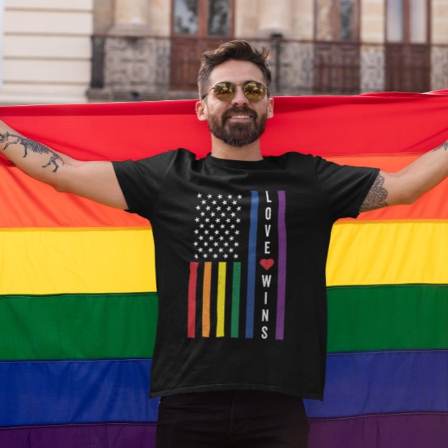 LGBTQ Gay Pride Liebe gewinnt amerikanische Flagge T-Shirt (Von Creator hochgeladen)