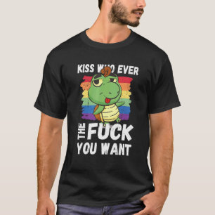 Lgbtq Gay Pride Rainbow Kiss Wer auch immer Sie Sa T-Shirt