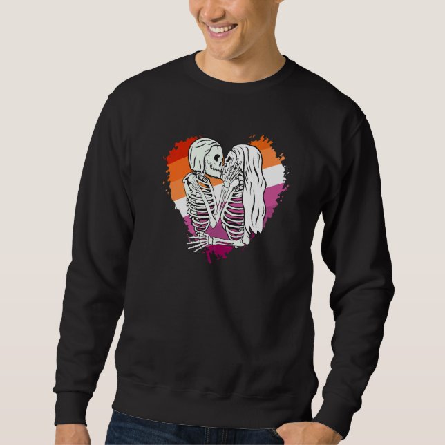 LGBTQ Pride flag skeletons kissing a Lesbian skele Sweatshirt (Vorderseite)