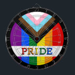 LGBTQ & Stolz - Regenbogen-Fortschrittsflagge Dartscheibe<br><div class="desc">Dartboard: Die Regenbogenflagge und die "Progress"-Variante fügen einen Zickzack entlang des Hügels hinzu, der schwarze, braune, hellblaue, rosa und weiße Streifen aufweist, um diese Gemeinschaften (marginalisierte Farbmenschen, Transmenschen, Menschen, die mit HIV/AIDS leben, und diejenigen, die verloren gegangen sind) in den Vordergrund zu rücken. "Der Pfeil zeigt auf, dass Fortschritte noch...</div>