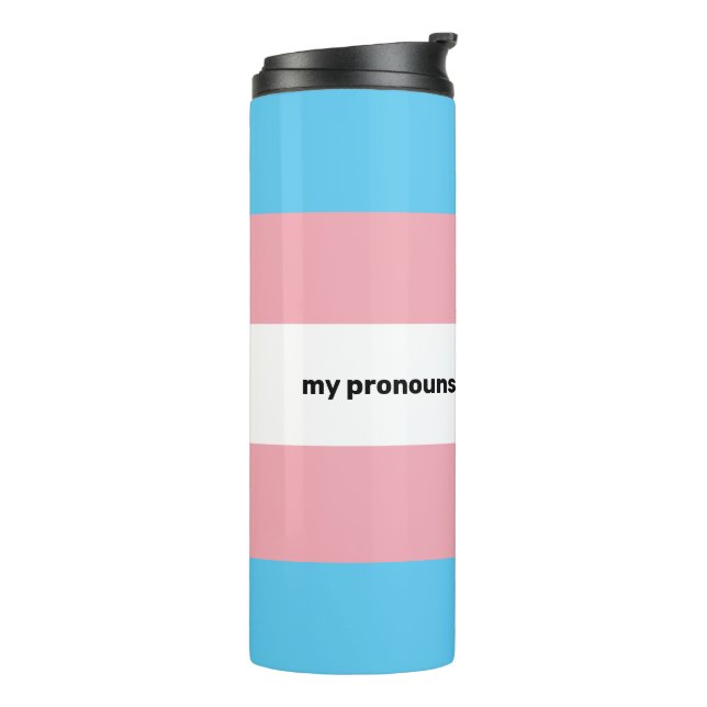 LGBTQI+ Transgender-Pride-Flag mit Pronomen Thermosbecher (Nach links gedreht)