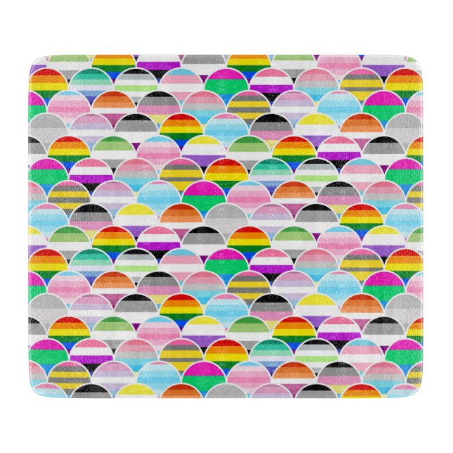 LGBTQIA+ Queer Scalloped Pride Flag Fans Schneidebrett (Vorderseite)