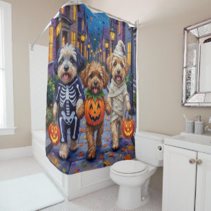Lhasa Apso beim Trick-or-Treat in Halloween-Kostüm Duschvorhang