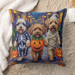 Lhasa Apso beim Trick-or-Treat in Halloween-Kostüm Kissen