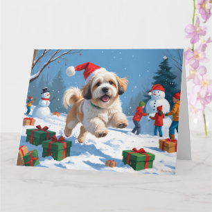 Lhasa Apso läuft im Schnee mit Weihnachtsmütze Karte
