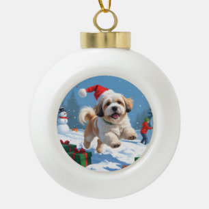 Lhasa Apso läuft im Schnee mit Weihnachtsmütze Keramik Kugel-Ornament
