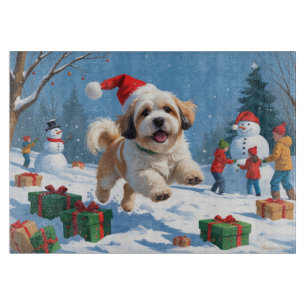 Lhasa Apso läuft im Schnee mit Weihnachtsmütze Schneidebrett