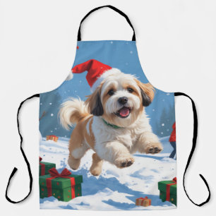 Lhasa Apso läuft im Schnee mit Weihnachtsmütze Schürze