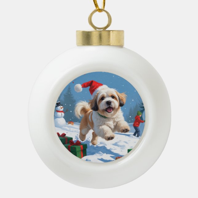 Lhasa Apso läuft in Snow mit Weihnachtshut Keramik Kugel-Ornament (Vorderseite)