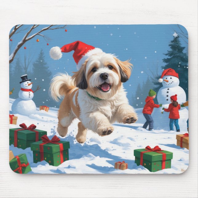 Lhasa Apso läuft in Snow mit Weihnachtshut Mousepad (Vorne)