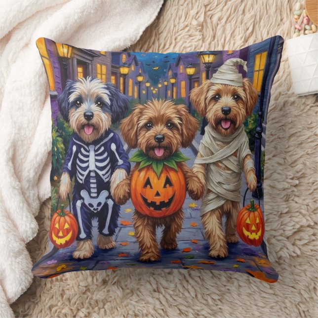 Lhasa Apso Trick-or-Treating in Halloween-Kostümen Kissen (Decke)