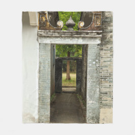 Li Garden Series: Serene Corridor Fleecedecke