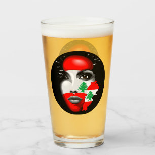 Libanonflagge und -karte im Gesicht eines Mädchens Glas