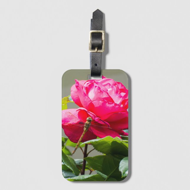 Libelle auf der Blume der rote Rose Gepäckanhänger (Vorderseite Vertikal)