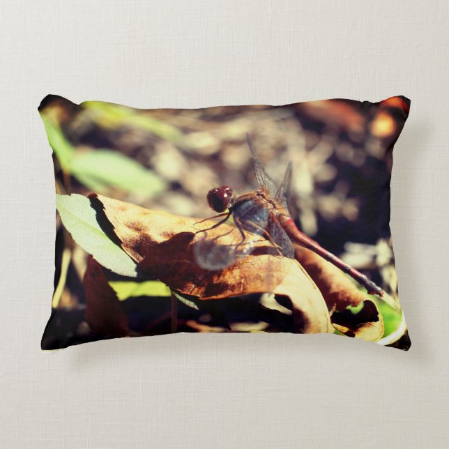 Libelle auf getrocknetem Blätter Nah Dekokissen (Vorderseite)