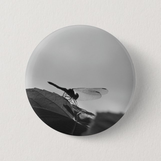Libelle in Graustufen auf einem runden Knopf Button (Vorderseite)