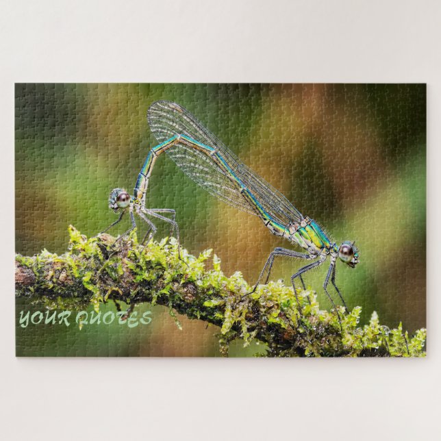 Libellen Makro - Irisierende Liebe auf Moos Puzzle (Horizontal)