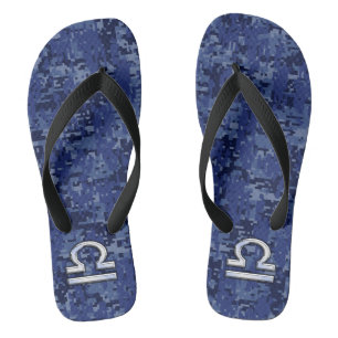 Libra Zodiac Symbol auf Blue Digital Camouflage Flip Flops