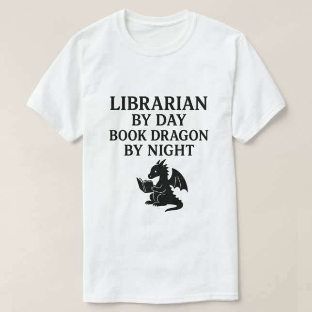 Librarian by day, book dragon by night. T-Shirt (Design vorne)