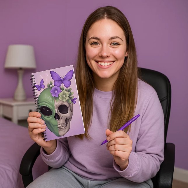Libreta de dibujo con alien, calavera y mariposa – notizbuch (Una mujer preparada para escribir en esta libreta tan bonita y diferente.)