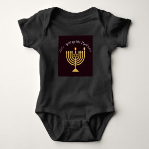 Licht in die Dunkelheit Hanukkah Menorah Baby Strampler