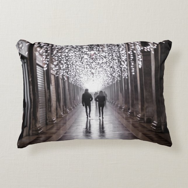 Licht, Schatten und Symmetrie - Sepia Dekokissen (Vorderseite)