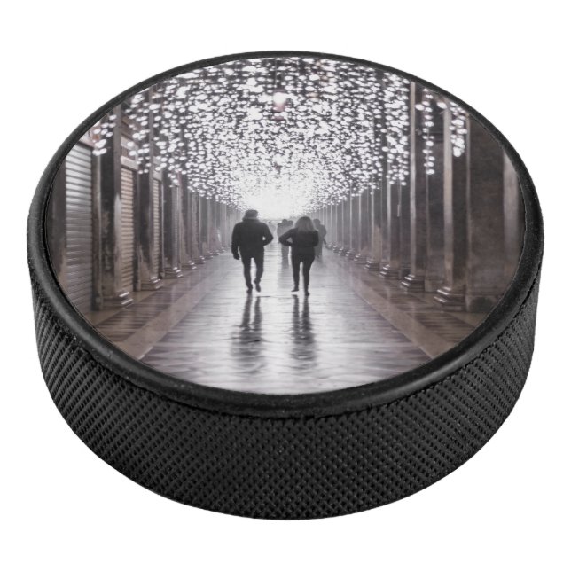 Licht, Schatten und Symmetrie - Sepia Eishockey Puck (3/4)