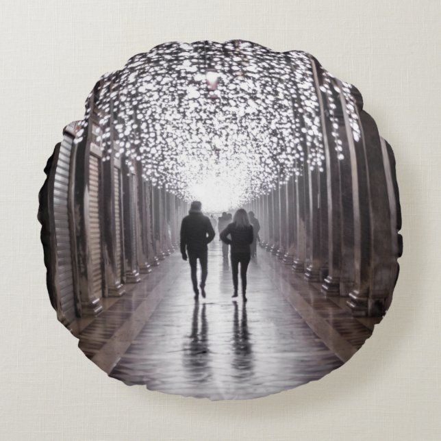 Licht, Schatten und Symmetrie - Sepia Rundes Kissen (Vorderseite)