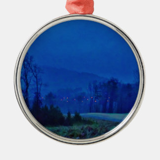 Lichter in einem blauen Berg-Nebel Ornament Aus Metall